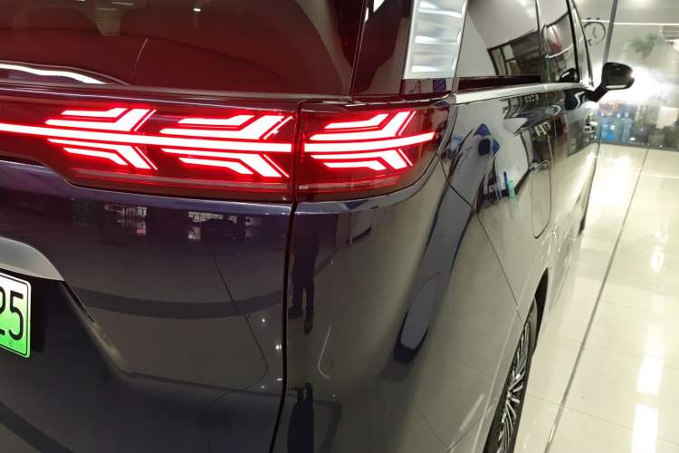 Used Denza D9 2022 DM-i 970 Four-Wheel Drive Prestige Model
