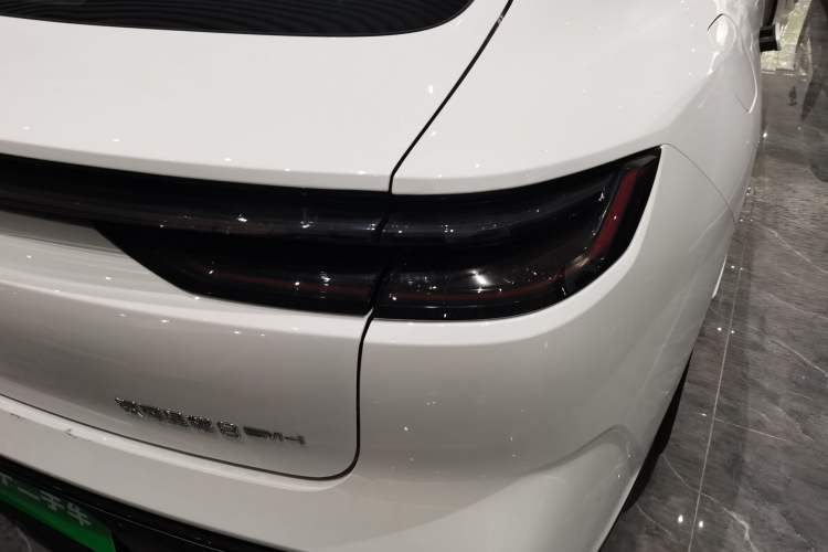 Used  Galaxy 8 2025 130km EM-i Deluxe Edition