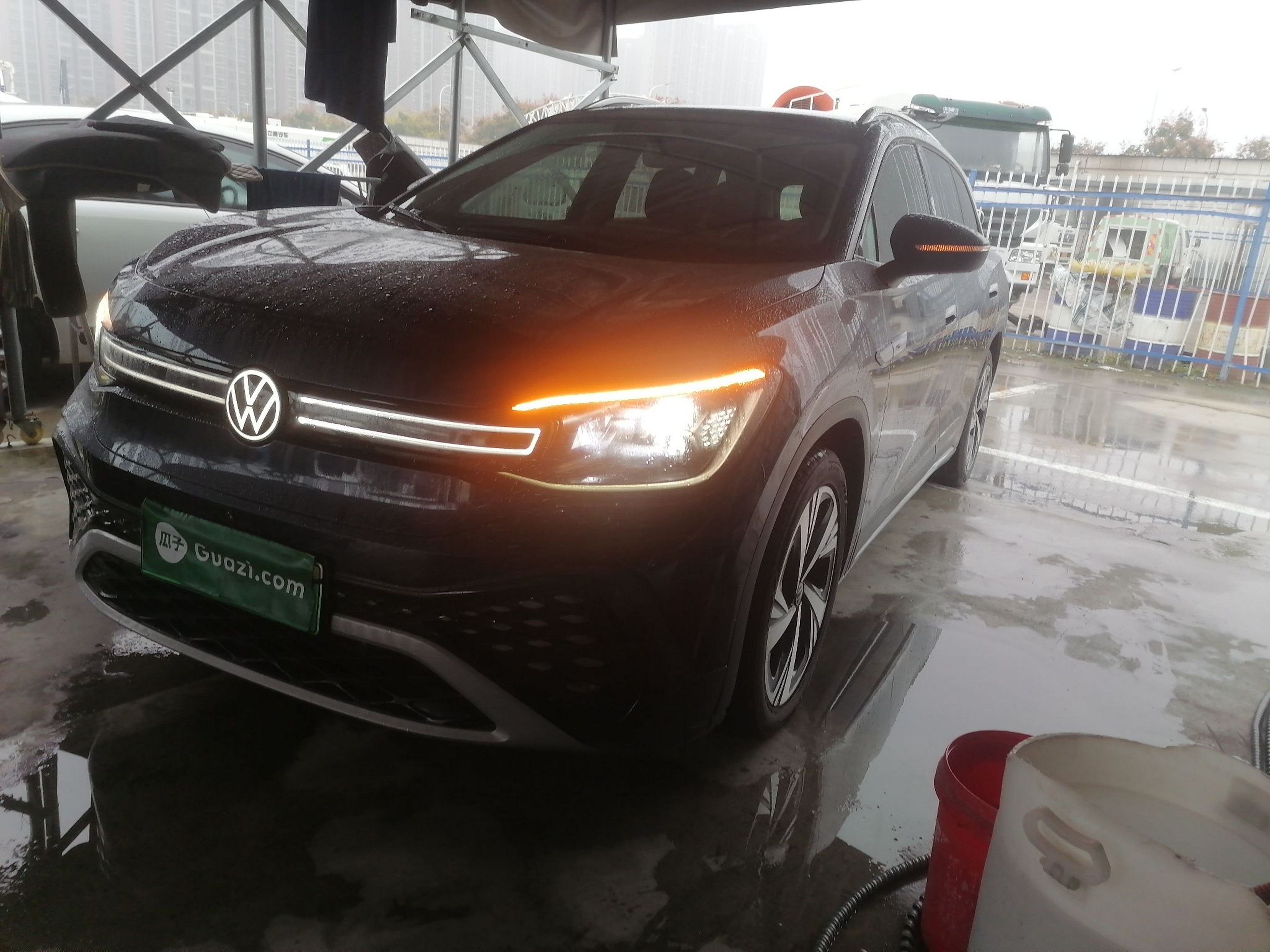 Под передней частью автомобиля