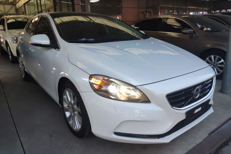 Used Volvo V40 2016 T4 Smart Luxury Edition
