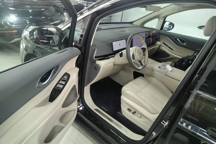 Used VOYAH Dream 2025 EV Four-Wheel Drive Flagship Kunpeng Edition