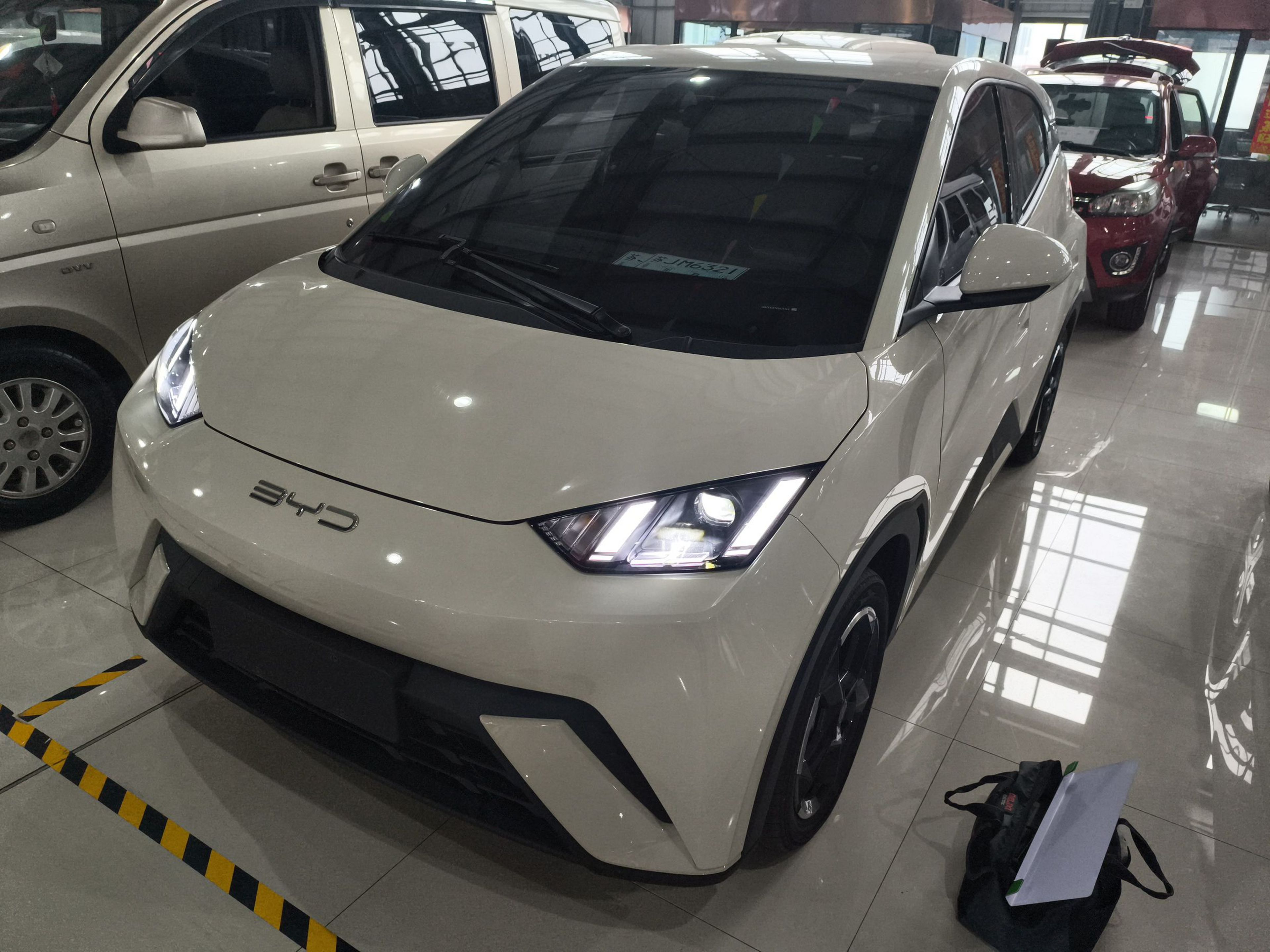 تحت مقدمة السيارة