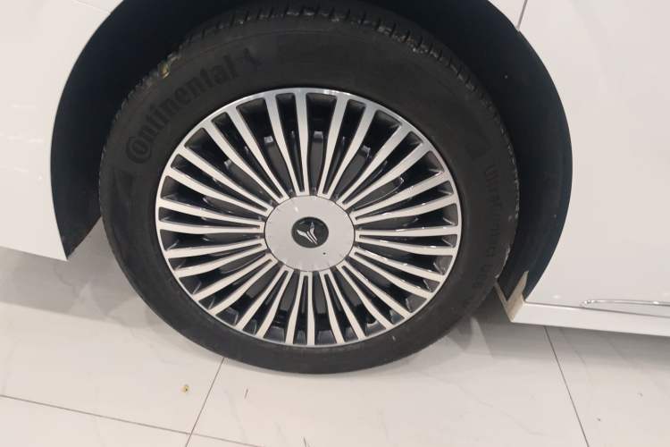 Used VOYAH Dream 2025 PHEV Four-Wheel Drive Prestige Kunpeng Edition