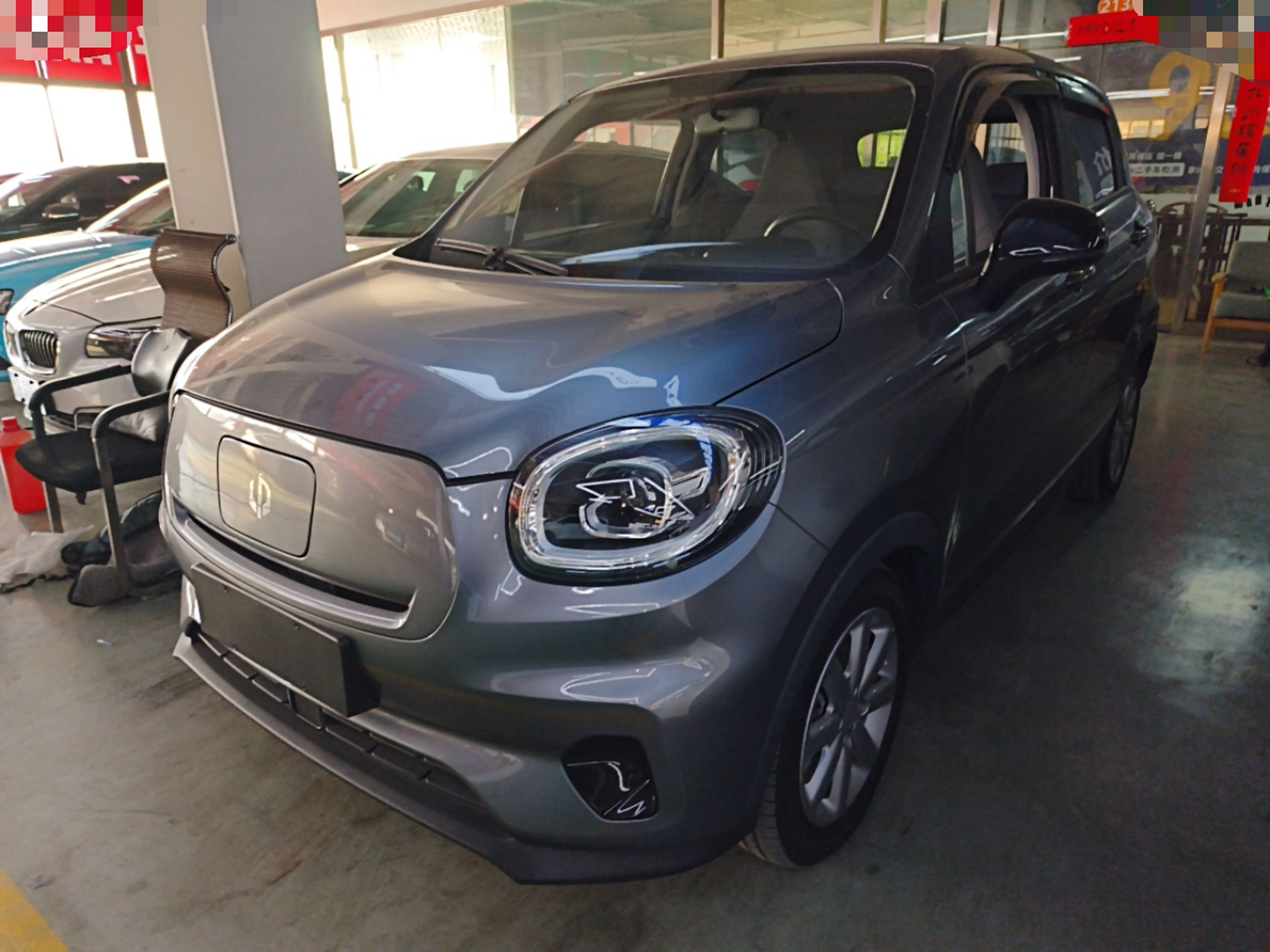 تحت مقدمة السيارة