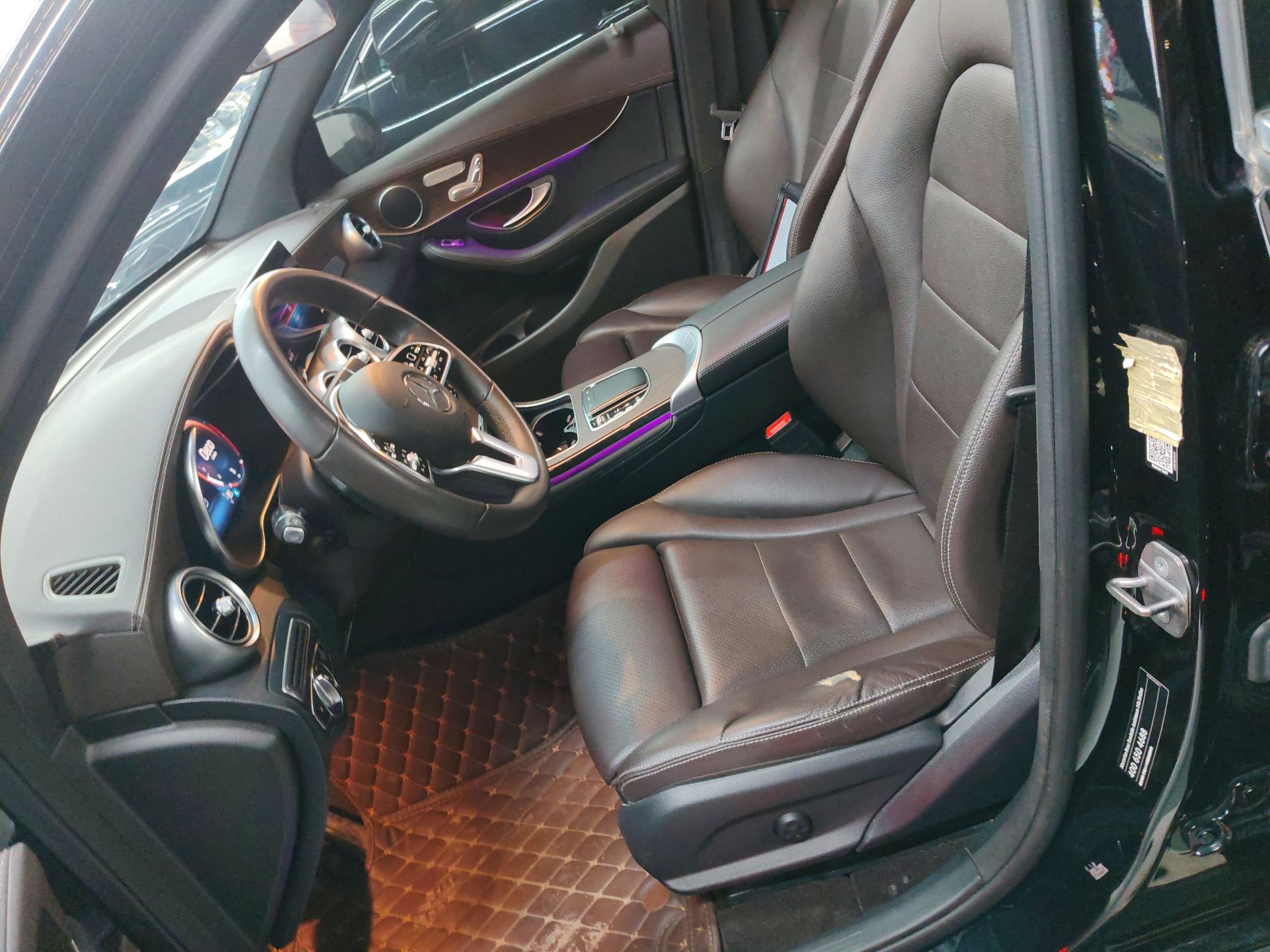 المقاعد الأمامية داخل السيارة