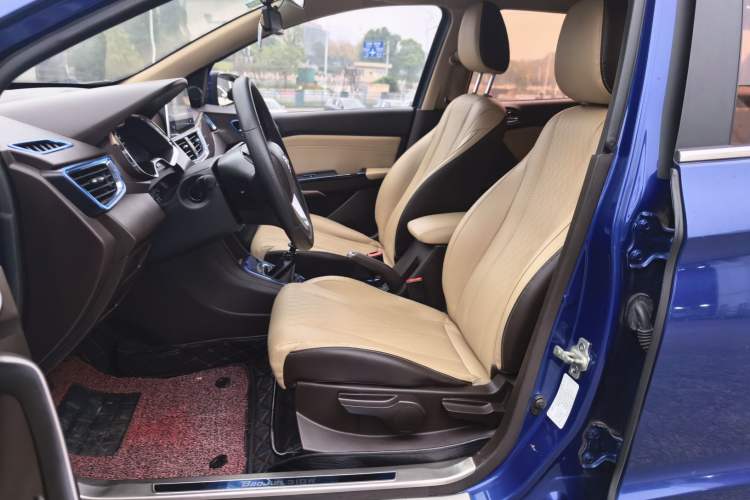 Used Baojun 310W 2017 1.5L Manual Fashion Model China V
