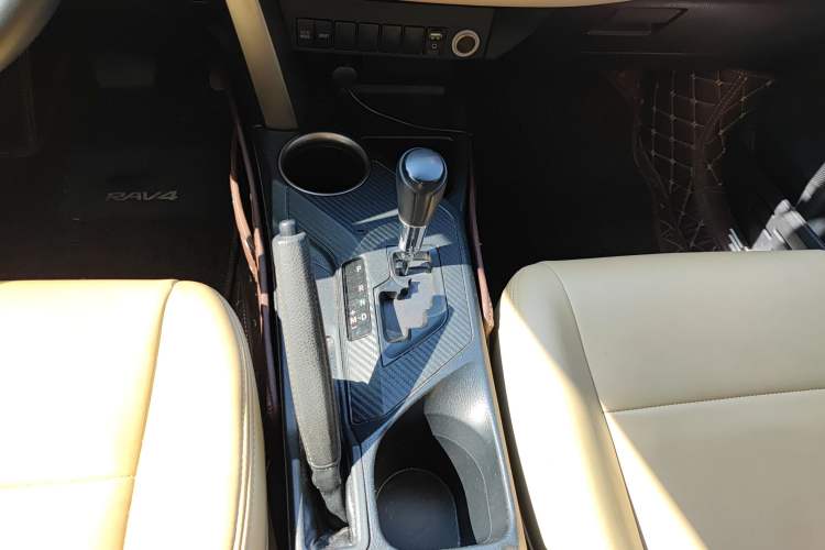 Used Toyota RAV4 2015 2.0L CVT Two-Wheel Drive Fashion Edition
