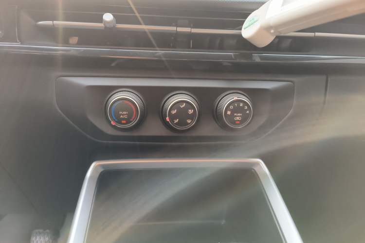 Used Wuling Alvez 2022 1.5L Manual Free-Style Model
