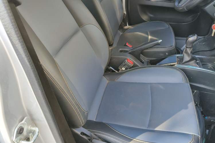 Used Jinbei Gold Card S6 2023 1.6L Manual Double-Cab Standard Version with 3.0-Meter Cargo Bed SWD16MS