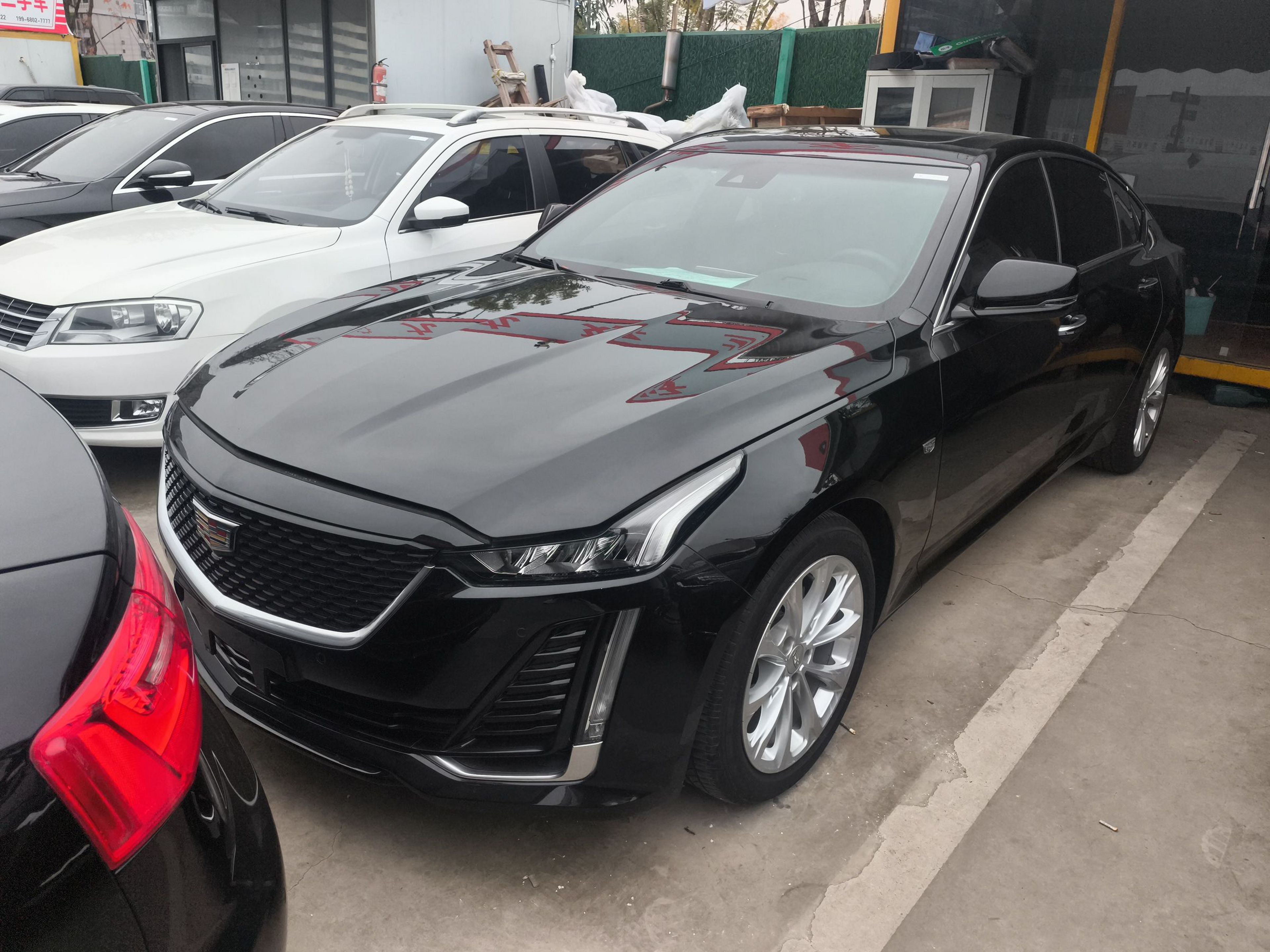 Под передней частью автомобиля