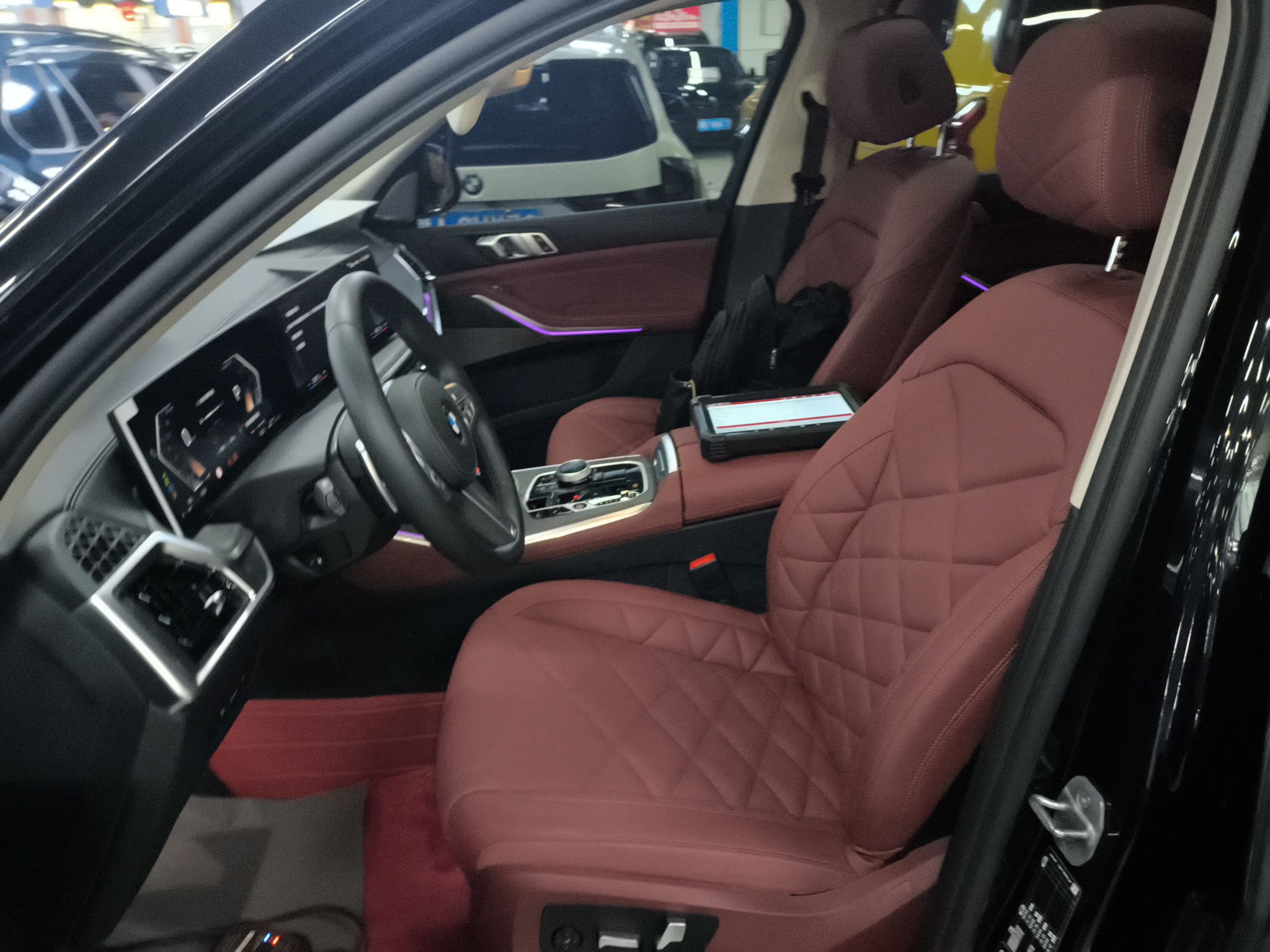 المقاعد الأمامية داخل السيارة