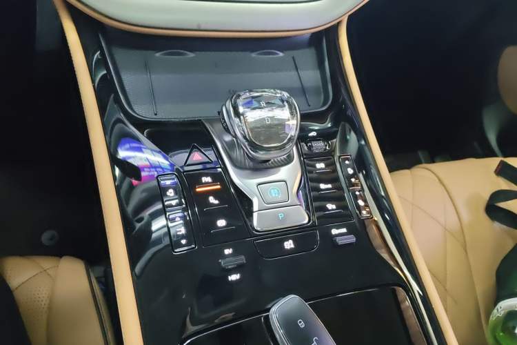 Used Denza D9 2024 DM-i 980 Four-Wheel Drive Prestige Model
