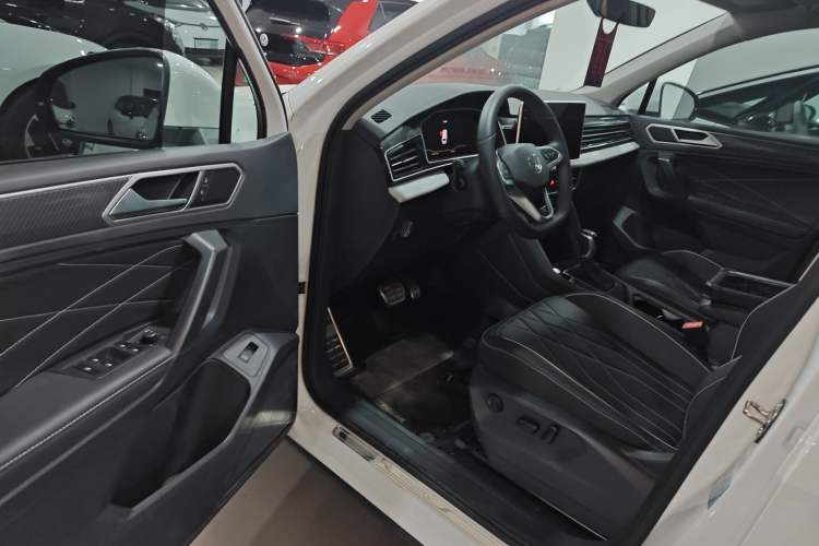 Used Volkswagen Tiguan L 2024 Outstanding Model 330TSI Automatic Two-Wheel Drive R-Line Dragon Glory Edition