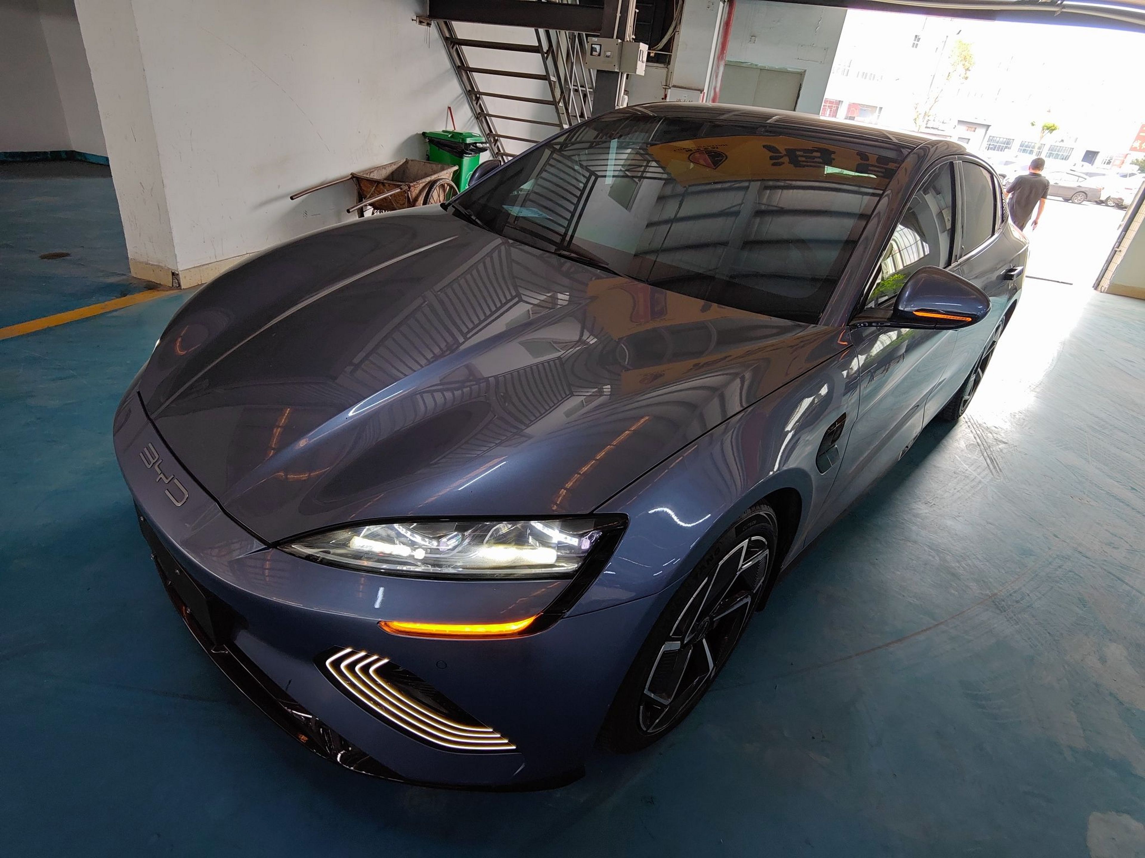 تحت مقدمة السيارة