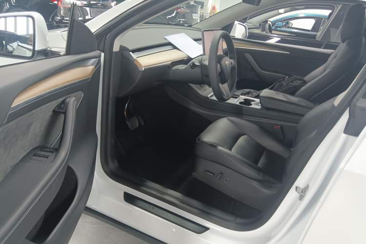 Used Tesla Model Y 2022 Long-Range All-Wheel-Drive Version
