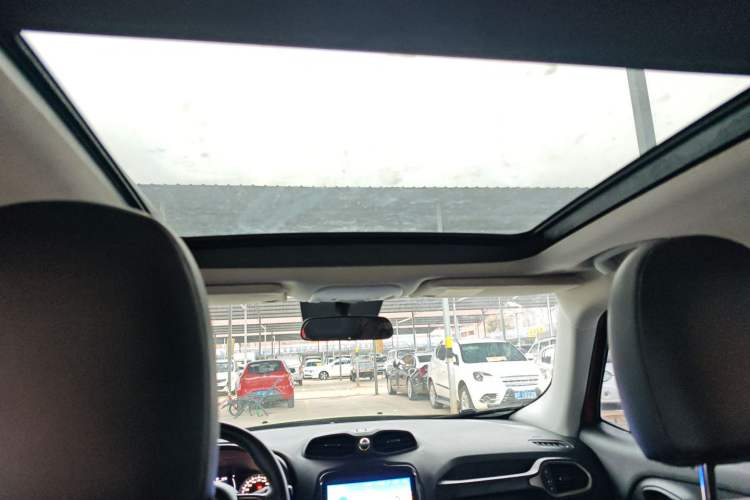 Used  Renegade 2018 Connected Large Screen Version 180T Automatic High-Energy Edition
