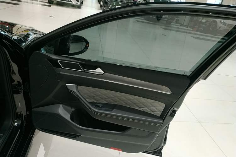 Used Volkswagen Magotan 2023 2 Million Units Limited Edition 330TSI DSG Leading Version
