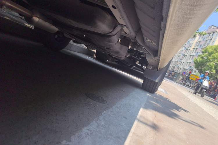 Used SAIC MAXUS Xintu V80 2024 Aotuntong Value Edition 6MT Short Wheelbase Mid-Height Roof 127 Ps 5/6 Seats
