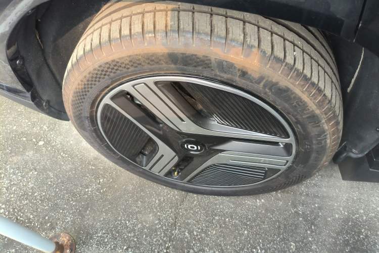 Used  E07 2025 All-Electric 4x4 90kWh Ultra High-Performance Edition
