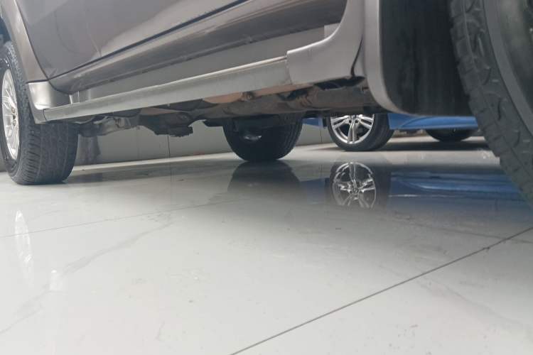 Used JMC Yusheng S350 2014 2.4T Automatic 2WD Diesel Luxury Version with Sunroof 5 Seats
