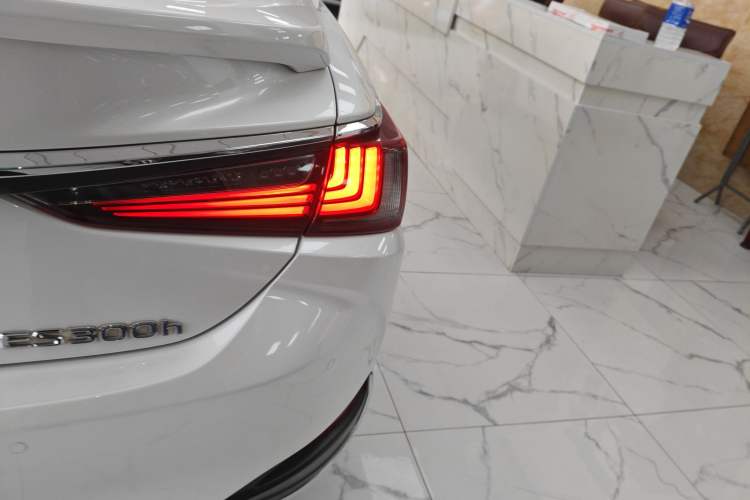 Used Lexus ES 2020 300h Deluxe Edition
