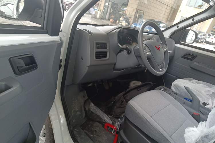 Used Wuling Yangguang 2024 300KM Comfort Version Passenger Van 75kW
