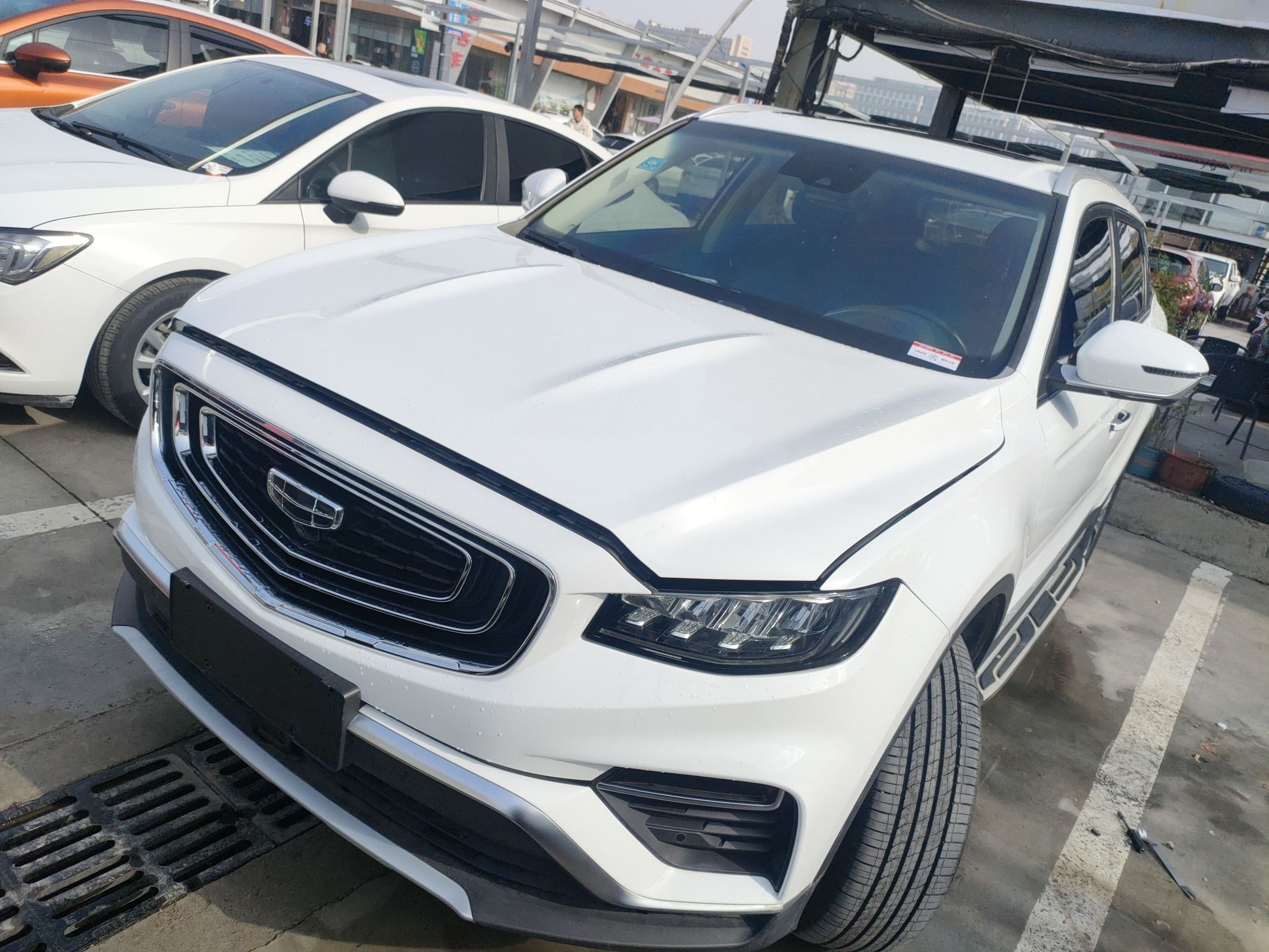 تحت مقدمة السيارة