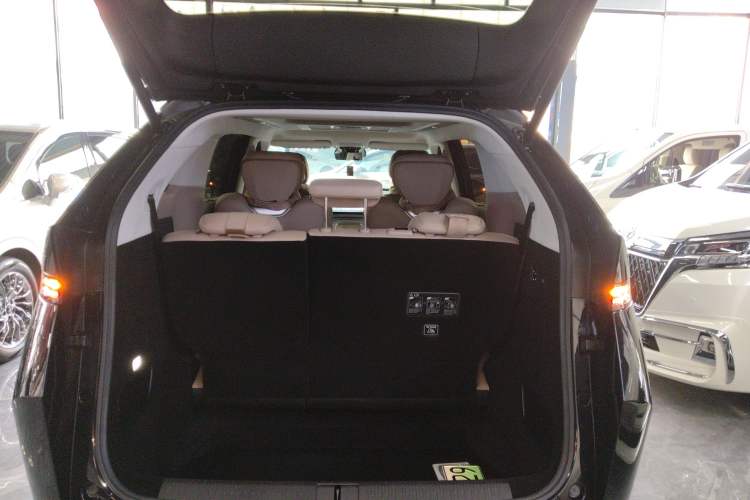 Used XPeng X9 2024 702 Ultra-Long Range Pro
