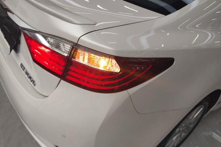 Used Lexus ES 2014 300h Elite Edition