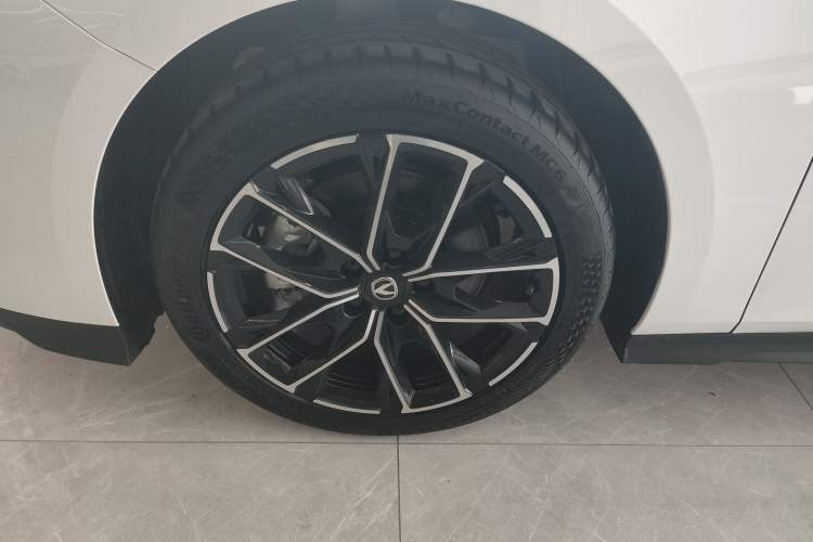 Used Changan UNI-V iDD 2024 Blue Whale Smart Electric iDD 136km ZhiKu Model
