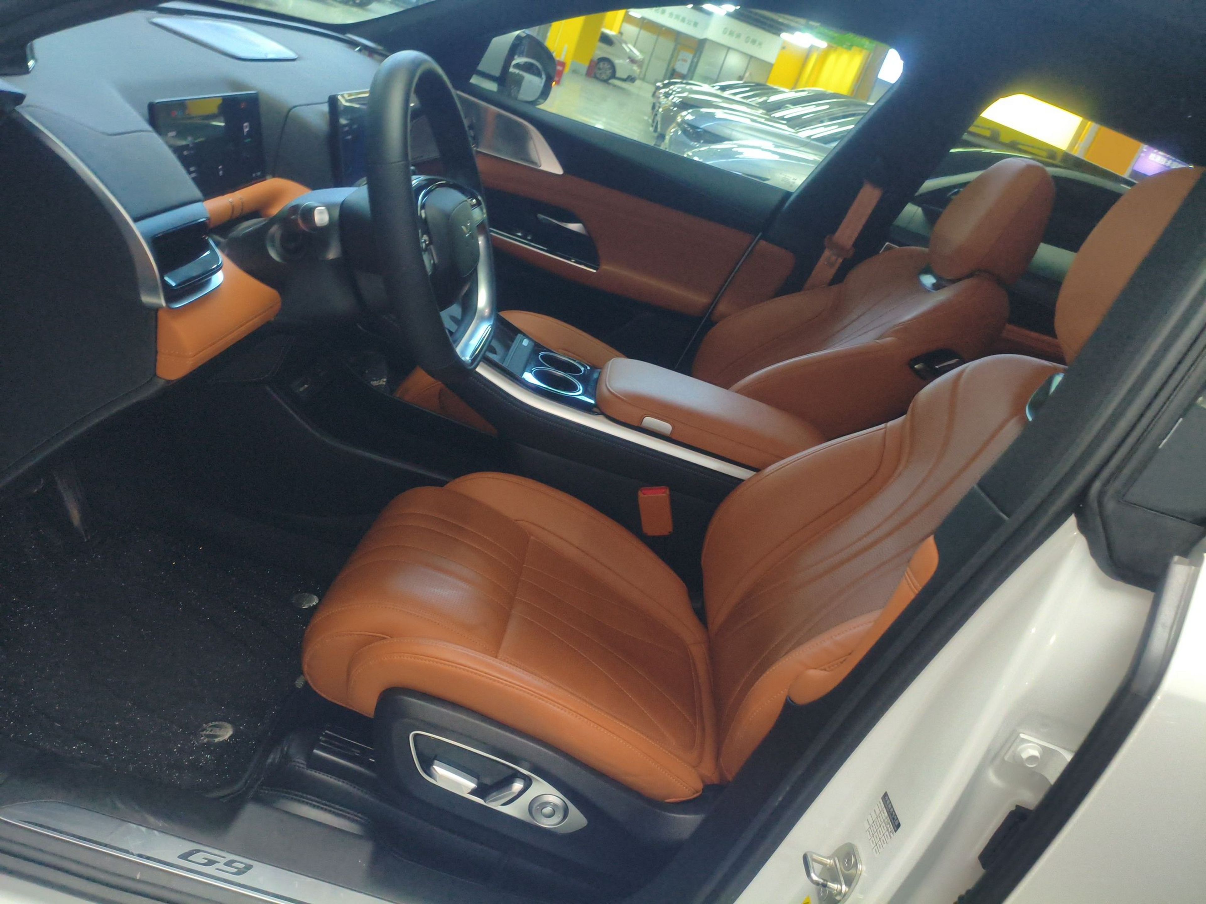 Переднее сиденье в автомобиле