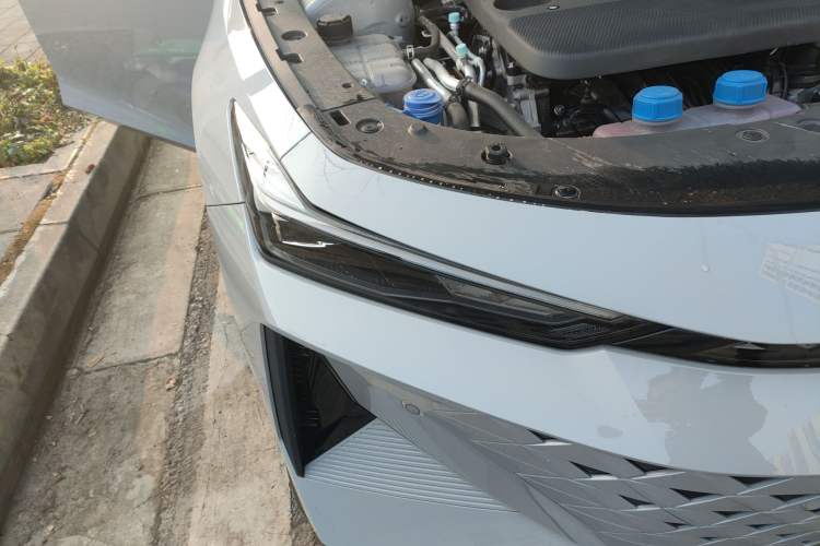 Used Changan UNI-V iDD 2024 Blue Whale Smart Electric iDD 136km ZhiKu Model
