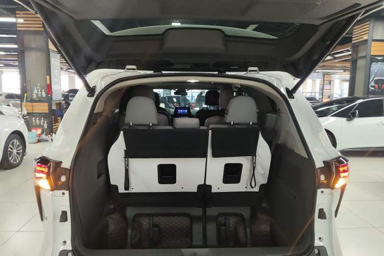 Used Toyota Granvia 2023 2.5L Hybrid Comfort Edition
