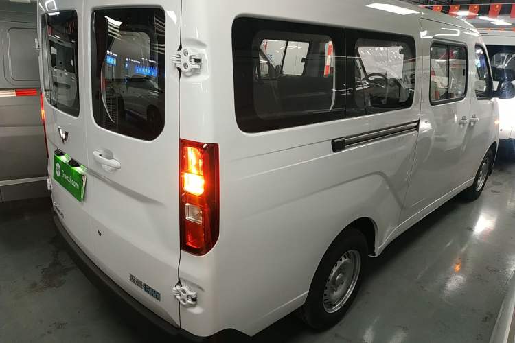 Used Wuling Yangguang 2024 300KM Comfort Version Passenger Van 75kW
