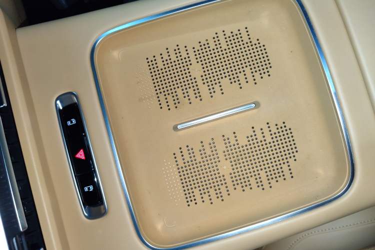 Used VOYAH Dream 2025 PHEV Four-Wheel-Drive Flagship Kunpeng Edition
