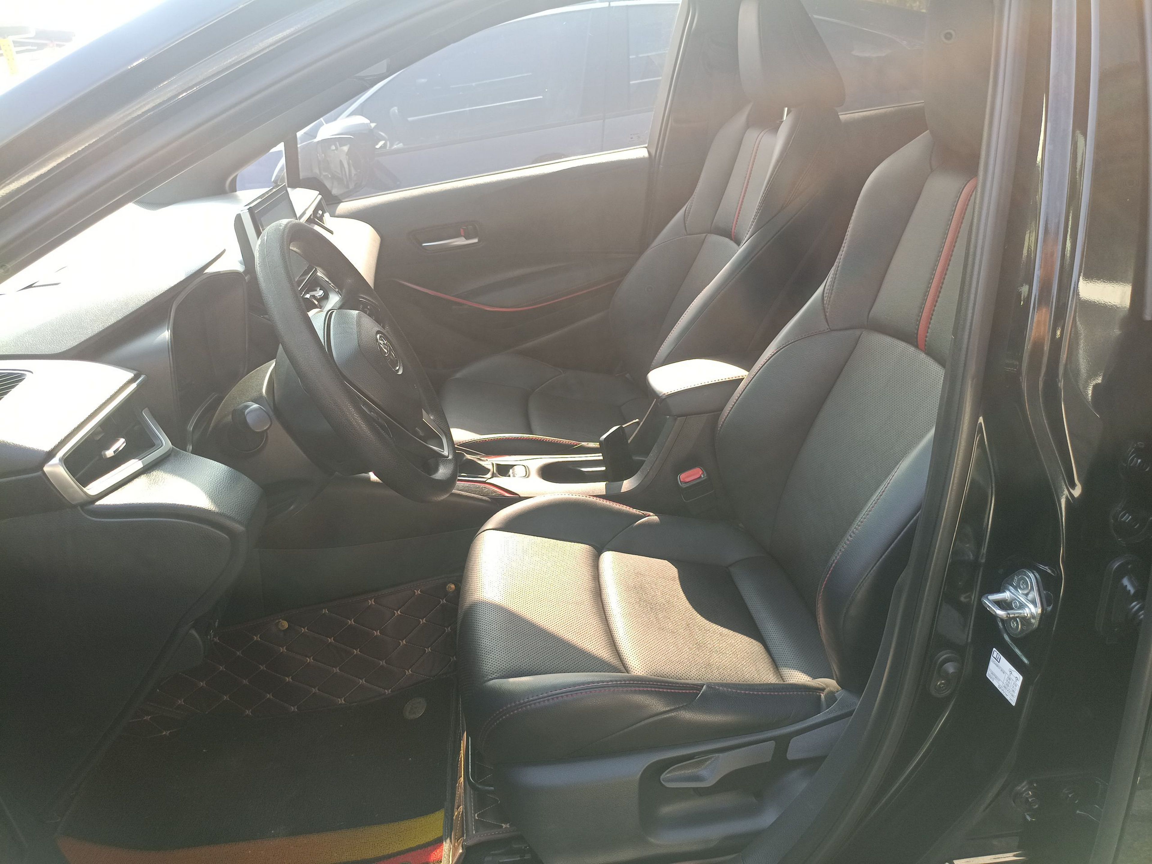 المقاعد الأمامية داخل السيارة