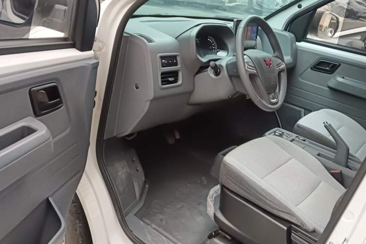 Used Wuling Yangguang 2024 300km Comfort-Grade Passenger Van 60kW
