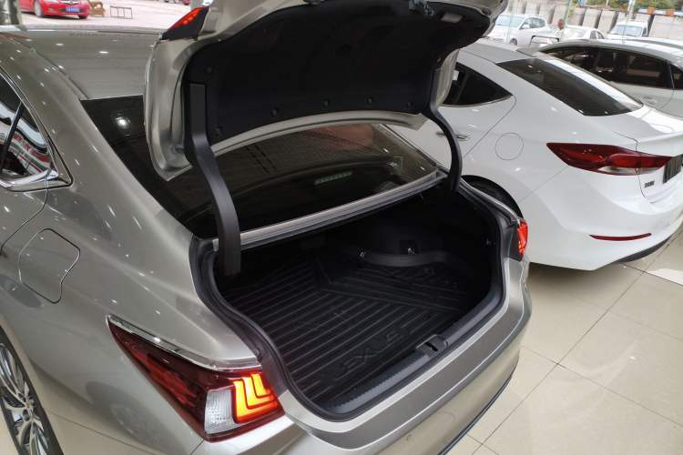 Used Lexus ES 2020 300h Deluxe Edition
