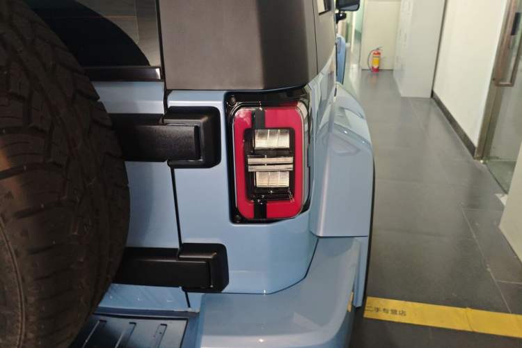 Used  BJ40 2023 2.0T Automatic Four-Wheel Drive Urban Hunter Edition Chivalrous Type
