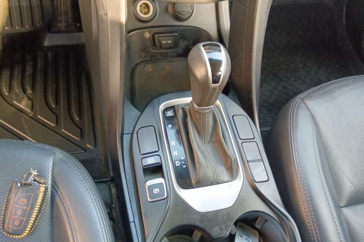 Used Hyundai Santa Fe 2015 2.4L Automatic All-Wheel Drive Smart Version 5 Seats