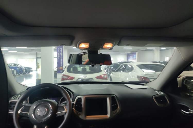 Used  Compass 2020 220T Automatic Leading Edition
