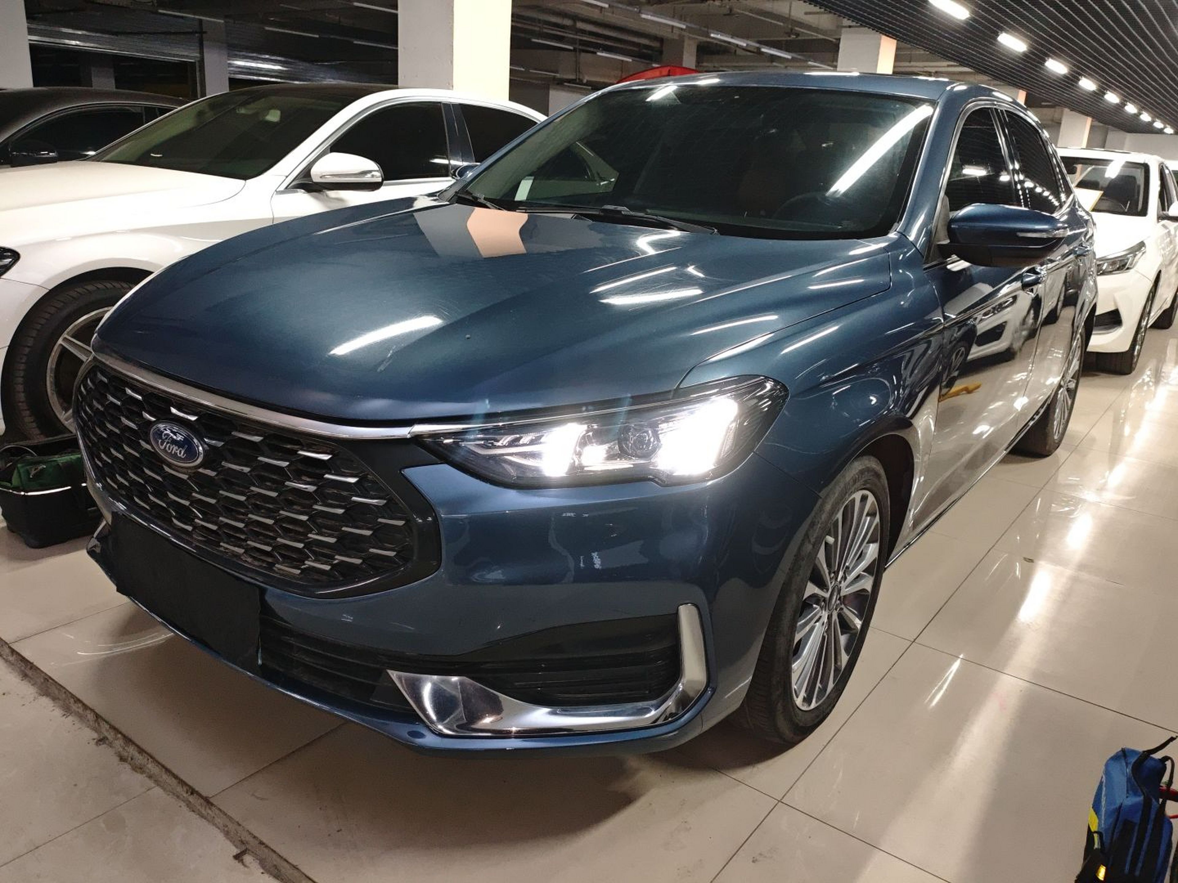 تحت مقدمة السيارة