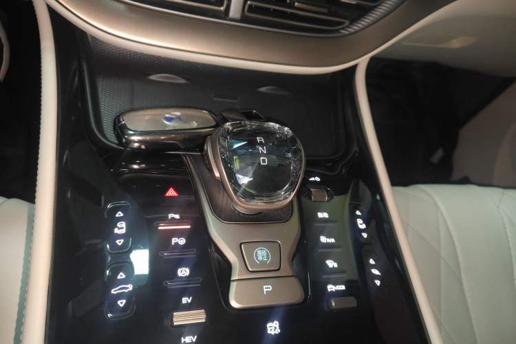 Used Denza D9 2024 DM-i 980 Four-Wheel Drive Flagship Model