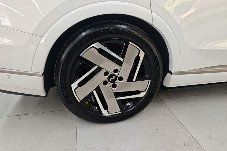 Used ONVO Luxeed L90 2025 Model—Ultra Six-Seater Version