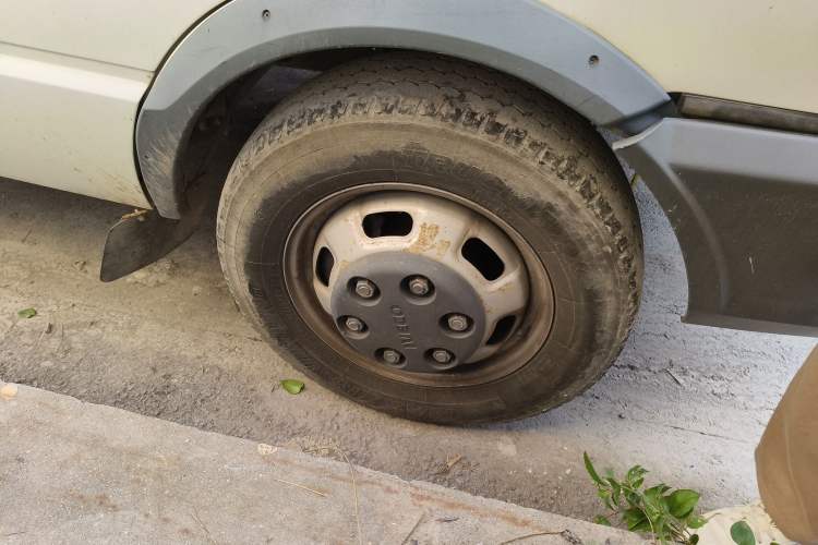 Used Iveco Daily 2020 2.5T A35 Passenger Van with Dual Tires Mid-Roof Design 5-9 Seater Side-Sliding Door China V Emission Standard
