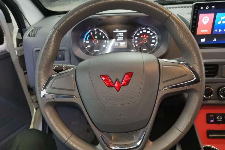 Used Wuling Yangguang 2024 300KM Comfort Version Passenger Van 75kW