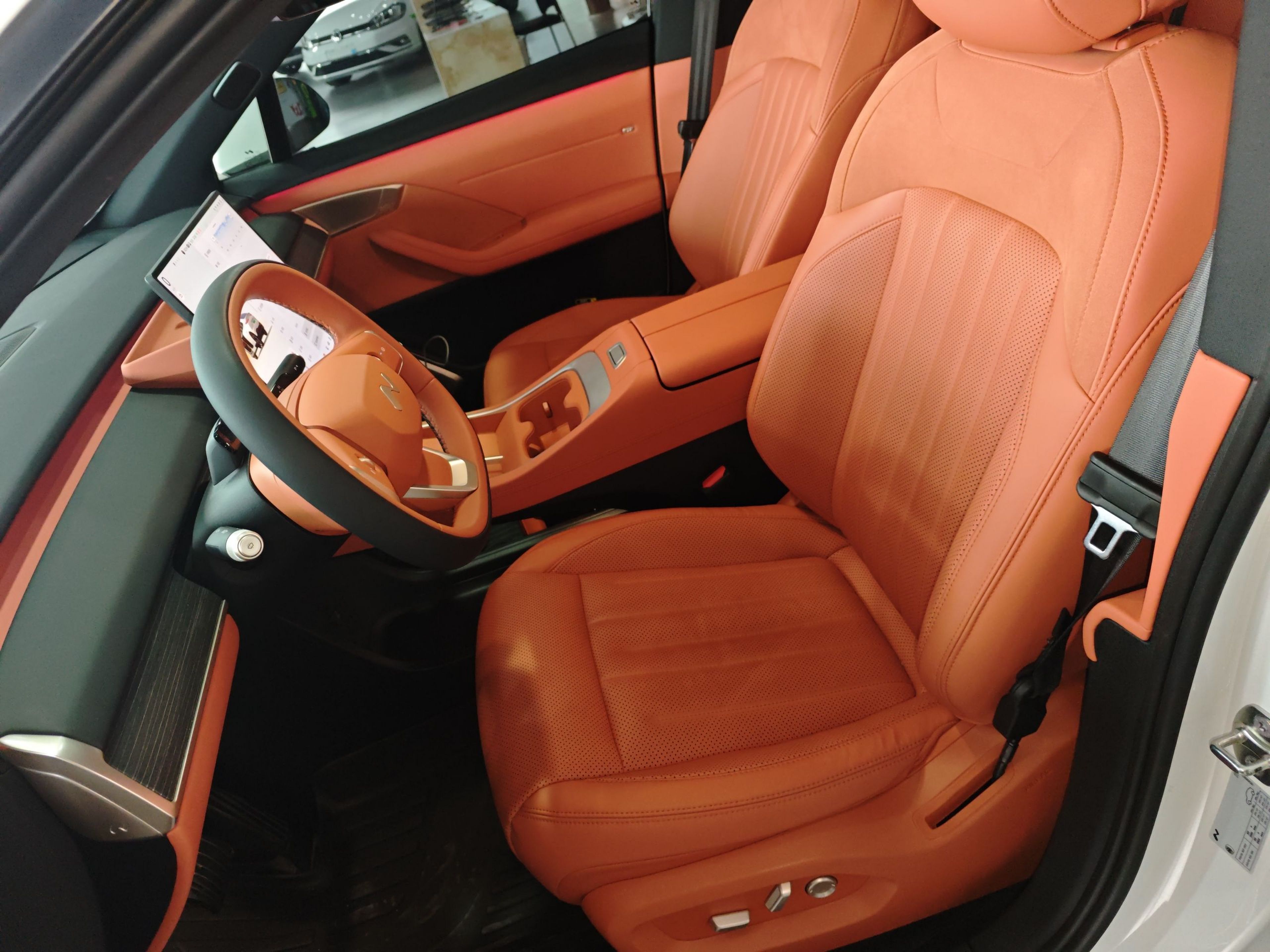 المقاعد الأمامية داخل السيارة