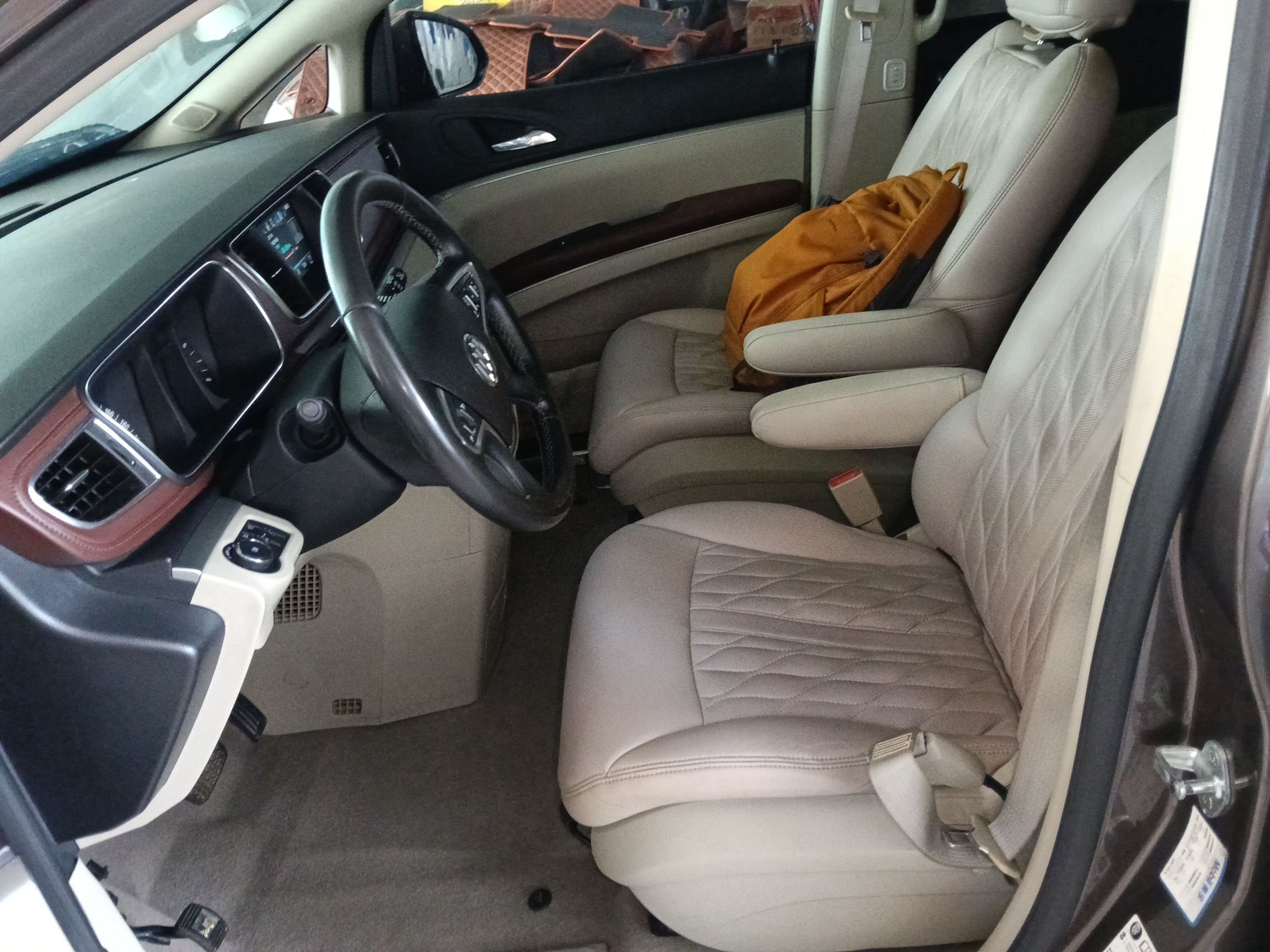 Переднее сиденье в автомобиле