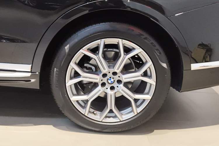 Used BMW X7 2022 xDrive40i Luxury Package with Premium Features
