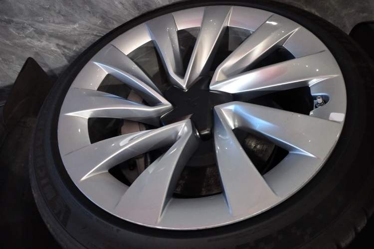 Used Tesla Model Y 2025 Long-Range All-Wheel-Drive Version
